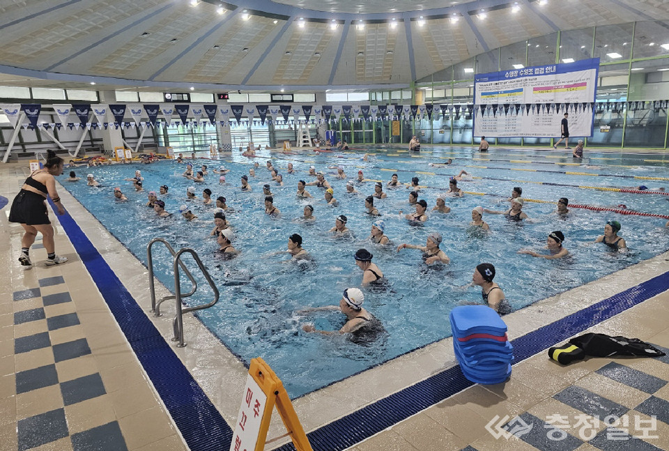 ▲ 충주시보건소 '어르신 수중운동교실'에 참여한 노인들이 풀장에서 강사 지도에 맞춰 운동하고 있다.