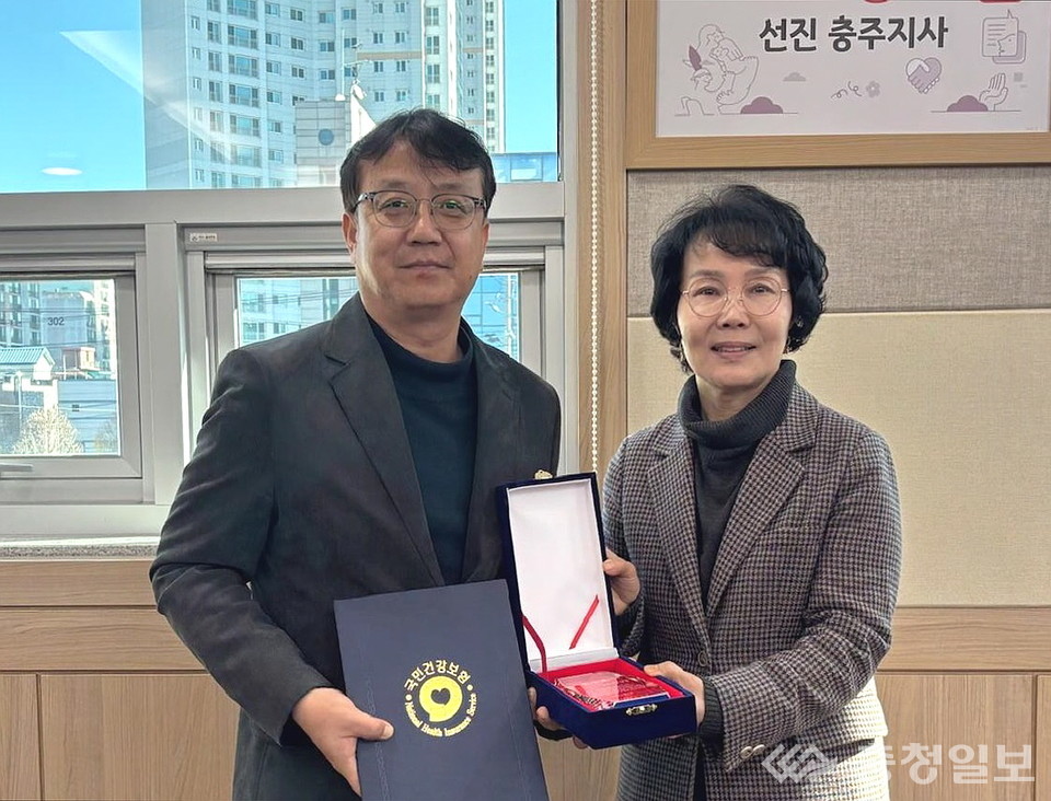 ▲ 국민건강보험공단 충주지사가 저소득 취약계층 건강보험료 지원 우수 기관에 선정된 충주산업에 감사패를 전하고 있다.
