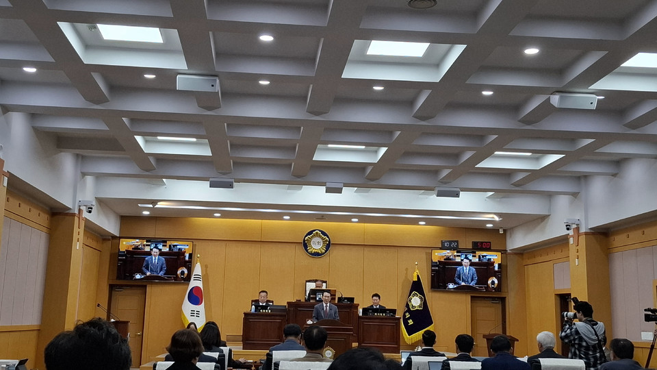 ▲ 서산시의회가 25일 310회 2차 정례회를 열고 이완섭 서산시장의 시정연설을 듣고 있다.