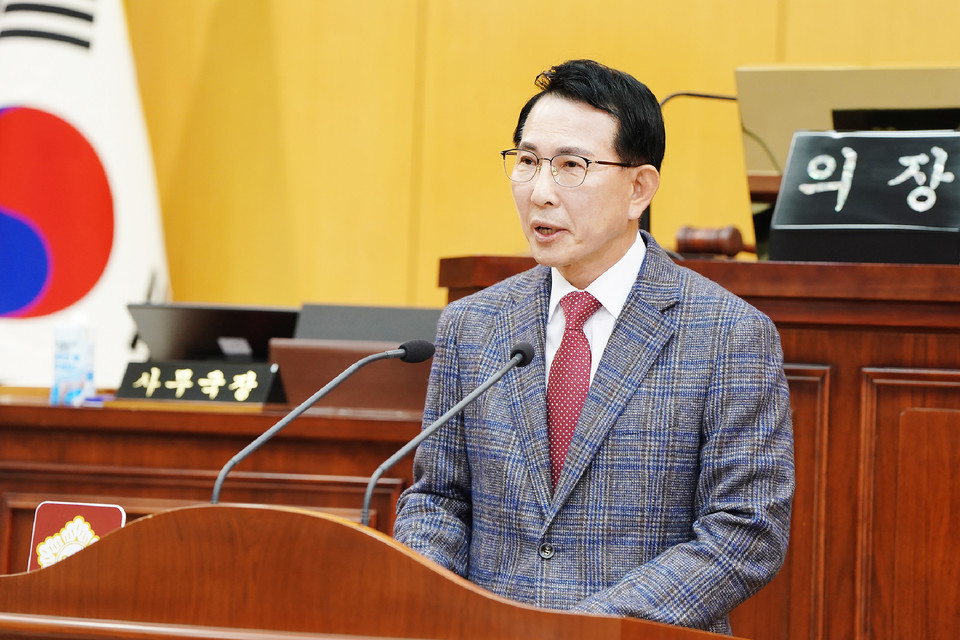 ▲ 이완섭 시장이 25일 서산시의회 2차 정례회에서 내년도 시정 운영 방향을 설명하는 모습