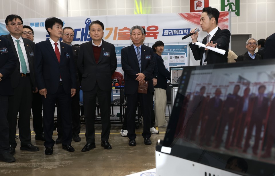 ▲ 김영환 충북도지사와 이양섭 충북도의장 등이 25일 청주오스코에서 열린 'AI 페스타 2025' 전시관을 둘러보고 있다.