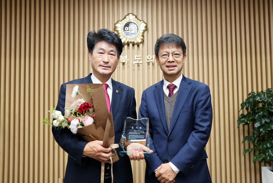 ▲ 이양섭 충북도의장(왼쪽)이 충북 장애인직업재활시설 협회로부터 감사패를 받은 뒤 기념촬영하고 있다.