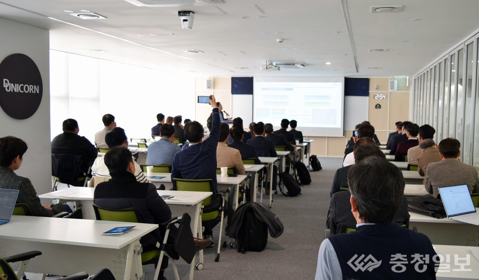 ▲ 국방반도체(GaN RF) 기술자립과 국내 공급망 구축을 주제로 열린 혁신포럼에서 참석자들이 발표 내용을 청취하며 논의를 이어가는 모습