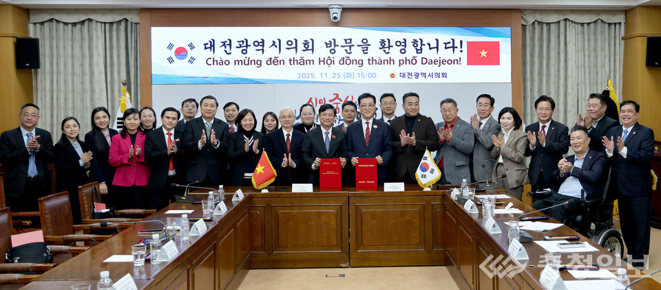 ▲ 대전시의회와 호치민시 인민의회 대표단이 25일 오후 대전시의회 소통실에서 교류의향서 체결 후 양측 협력 의지를 확인하며 함께 자리하고 있다