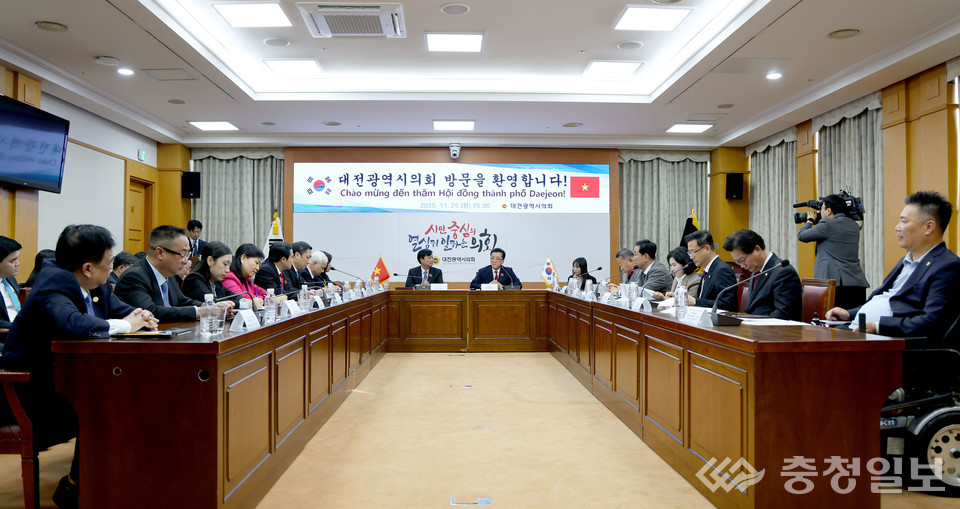 ▲ 대전시의회 소통실에서 양측 교류 확대 방안을 논의하며 본회의 형식의 공식 접견을 진행하고 있다