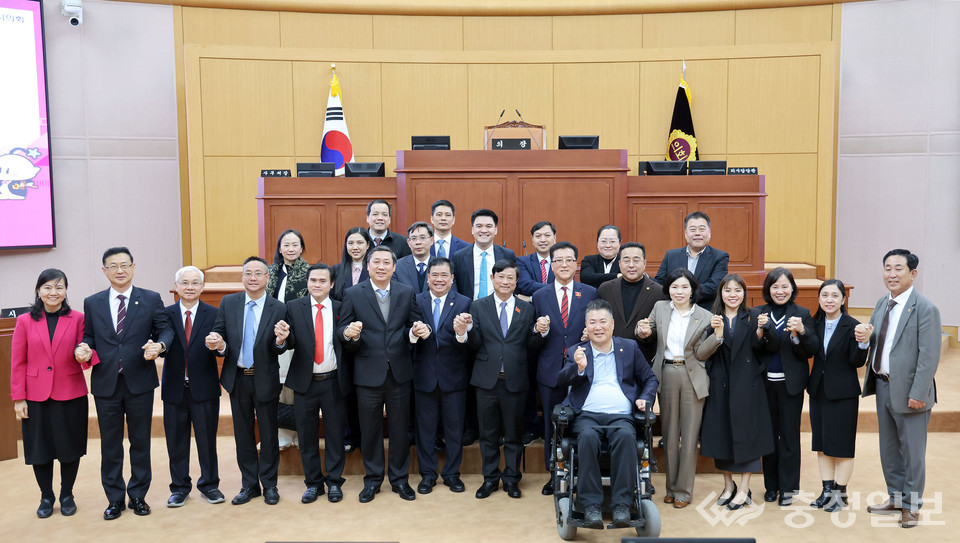 ▲ 대전시의회 본회의장에서 대전시의회와 호치민시 인민의회 대표단이 25일 협력 논의를 마친 뒤 양측의 연대를 상징하는 자리에서 함께하고 있다