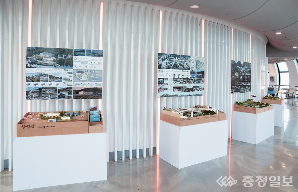 ▲ 국립한밭대학교 산업디자인학과가 엑스포과학공원 한빛탑 2층에서 선보인 ‘#쉼, 대전’ 전시 현장. 학생들이 직접 기획·제작한 모형과 패널이 ‘Green Scape’와 ‘Blue Scape’ 주제를 바탕으로 대전의 자연·생태 공간을 새로운 도시브랜딩 콘텐츠로 재해석하고 있다