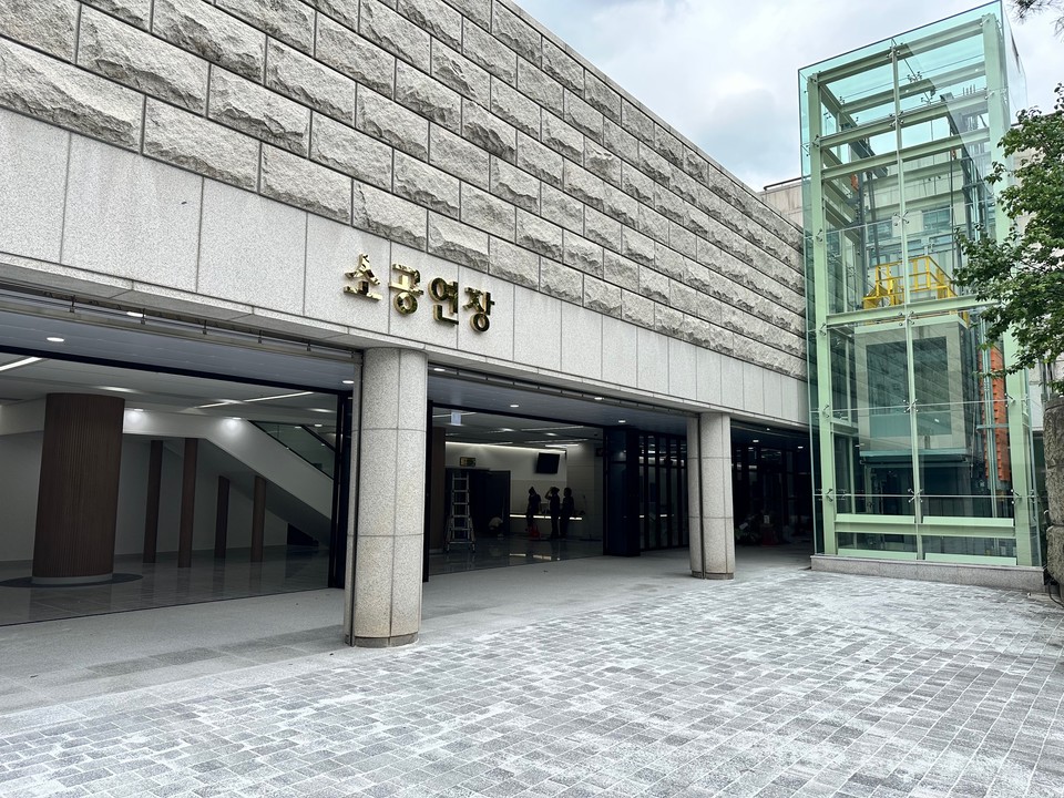 ▲ 39억원을 들인 전면 리모델링에도 외부 시설 보강에만 치중, 시야 확보 실패와 음향 불량이 드러나면서 25일 열린 청주시의회 제2차 정례회 행정사무감사에서 사업 추진 과정의 부실 관리가 집중적으로 도마 위에 오른 청주예술의전당 소공연장 전경.