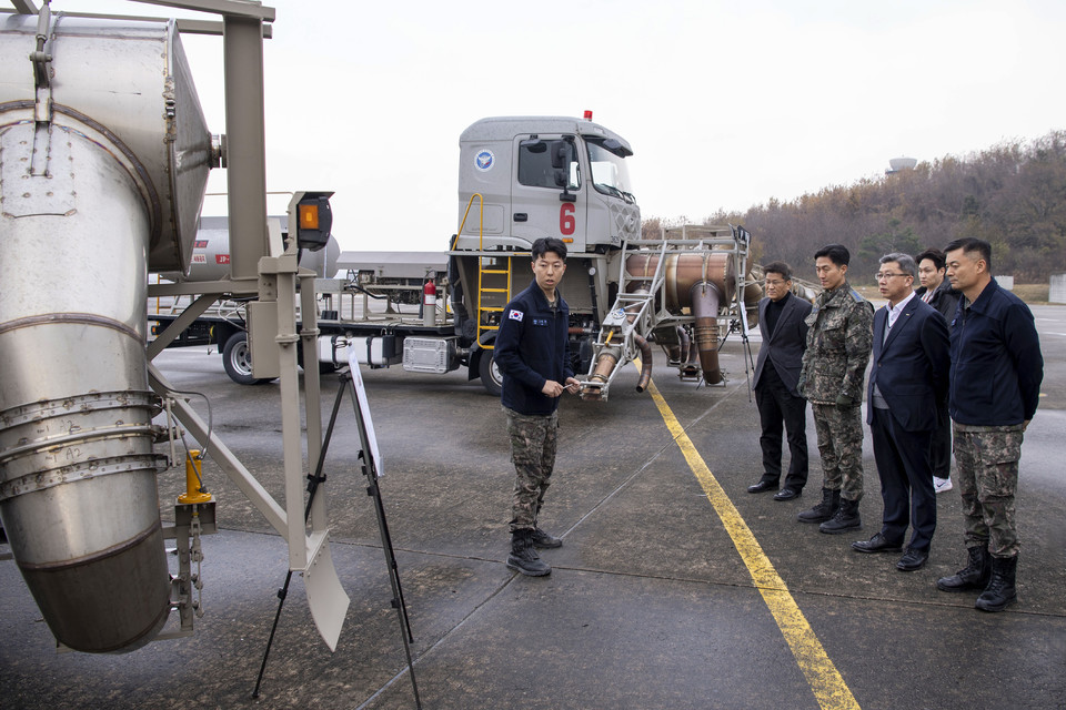▲ 공군 제17전투비행단이 25일 ‘17전비-청주공항공사 합동 제설작전 현장점검’을 하고 있다. /사진 17전투비행단 제공