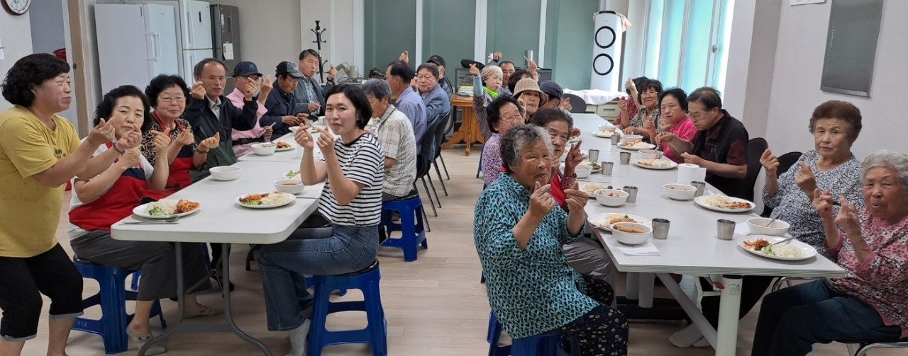 ▲ 제천지역 한 경로당에서 점심식사를 하고 있는 노인들. 사진=제천시제공