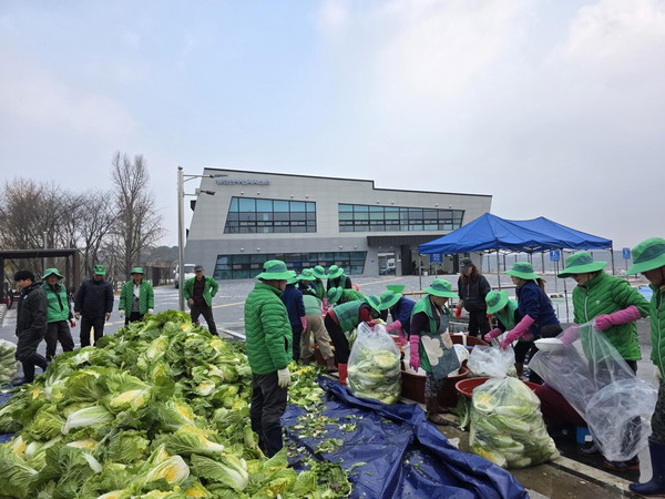 ▲ 봉산면 새마을회 '사랑의 김장담그기' 행사 모습