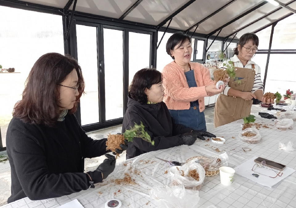 ▲ 25일 지역 농촌체험농장에서 진행된 시연회 모습.