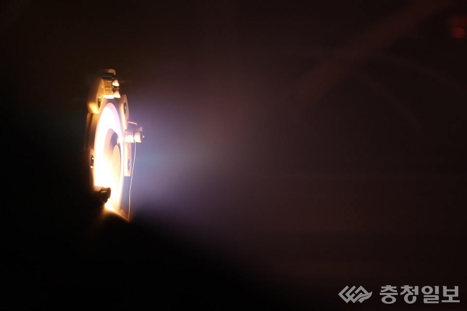 ▲ K-HERO 큐브위성에 탑재된 초소형위성용 홀추력기의 플라즈마 생성 모습.