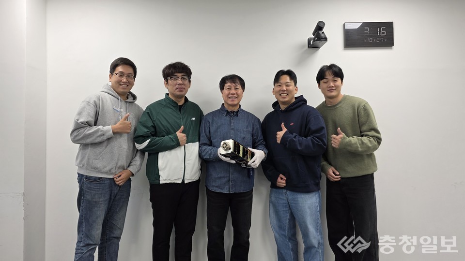 ▲ 왼쪽부터 KAIST  박재홍 박사과정, 코스모비 김윤수 연구원, 최원호 교수, 박동하 박사과정, 허승범 석사과정