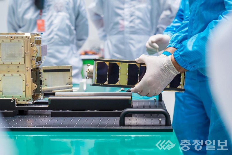 ▲ 누리호의 큐브위성 발사관에 탑재되고 있는 K-HERO 큐브위성.(사진출처 한국항공우주연구원)