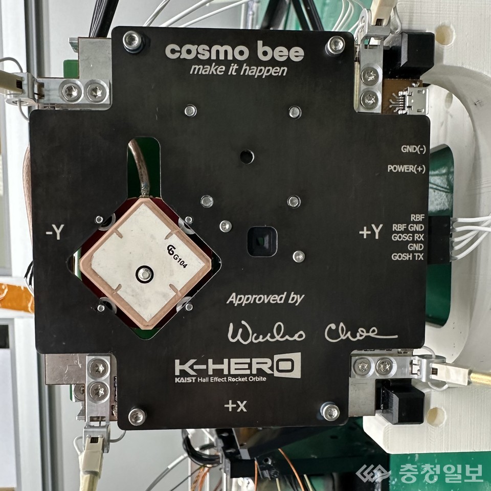 ▲ K-HERO 큐브위성의 디버깅 패널