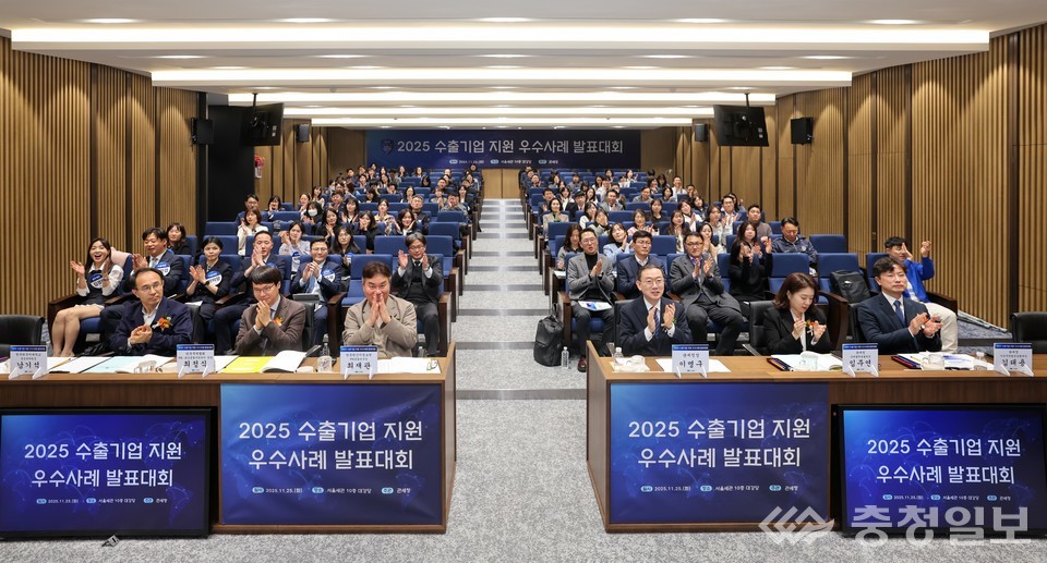 ▲ 이명구 관세청장(오른쪽에서 세 번째)이 25일 서울세관에서 열린 ‘2025년 수출기업 지원 우수사례 발표대회’에 참석해 심사위원단과 함께 사례 발표를 검토하고 있다. 행사장에는 수출기업 관계자와 관세사, 세관 직원 등이 참석해 발표를 경청하고 있다