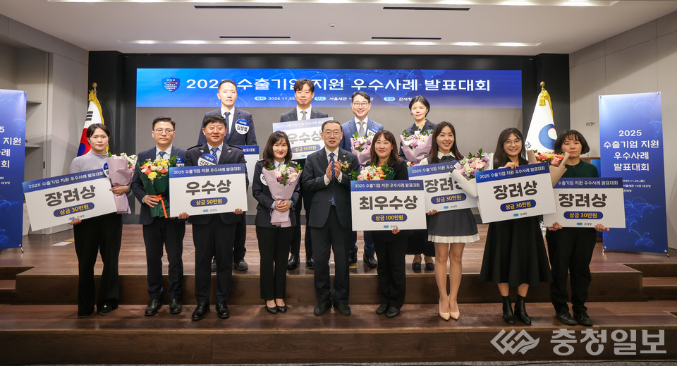 ▲ 이명구 관세청장(가운데)이 25일 서울세관에서 열린 '2025 수출기업 지원 우수사례 발표대회'를 마친 후 수상자들과 기념 포즈를 취하고 있다