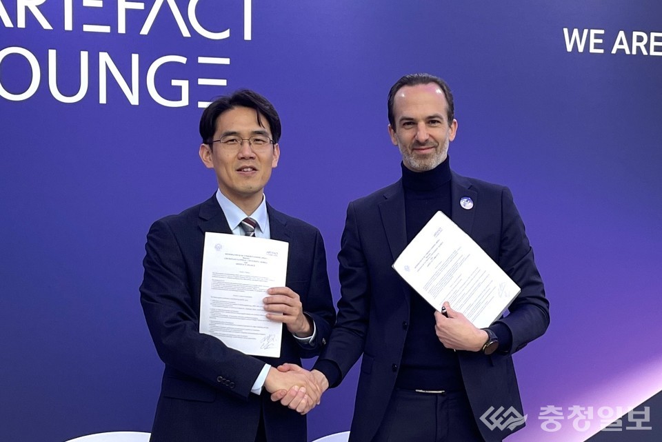 ▲ 좌측부터 장호종 교수, 에두아르 드 메즈락 CEO