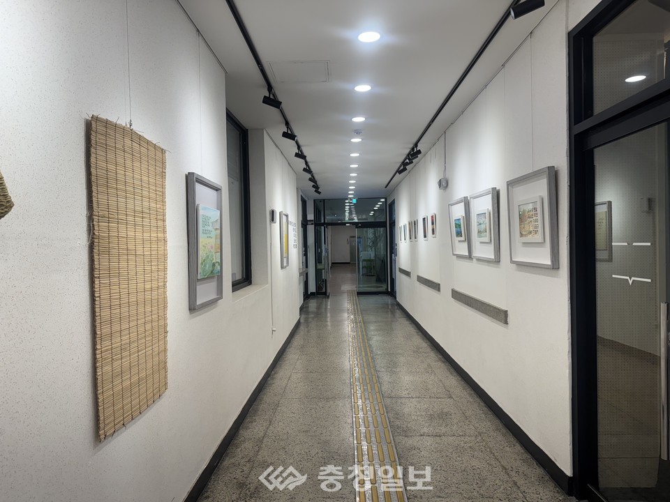 ▲ ‘8인의 옥타브, 풍경을 연주하다’ 복도 갤러리 전경