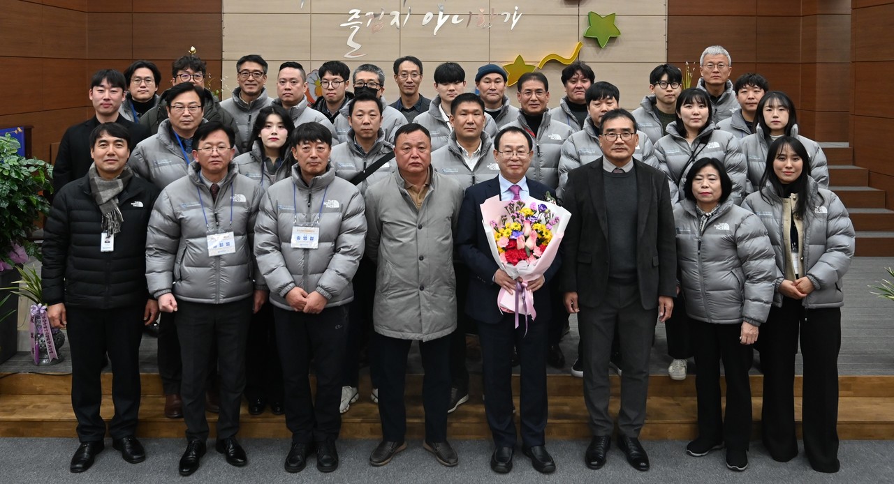 ▲ 이관표 공사 사장이 취임식을 마치고 직원들과 기념촬영을 하고 있다.