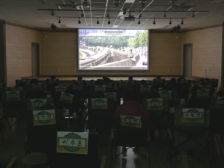 ▲ 노인들이 '청춘극장'에서 추억의 영화를 감상하고 있다.