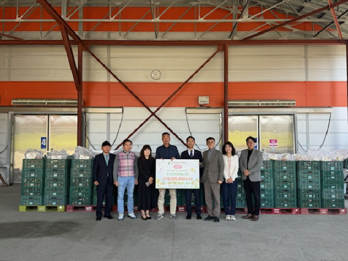 ▲ 영신내추럴이 7일 노인 맞춤돌봄서비스 수행기관 4곳에  포기김치 3t을 기탁하고 있다.