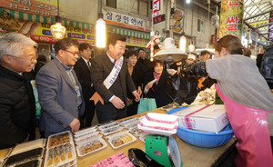 이범석 시장, <b>설맞이 전통시장 장보기</b>