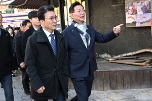 <b>김민석 총리</b>, 빵 향 따라 움직이는 도시 중구 빵지순례 방문