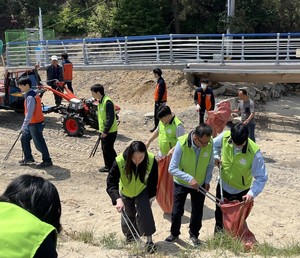 보령시-한국문화정보원, 원산도해수욕장 플로깅 및 미소·친절·청결·칭... - 뉴스 썸네일 이미지