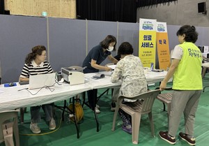 영동군, 추풍령면서 올해 첫 '농촌 왕진버스 운영' - 뉴스 썸네일 이미지